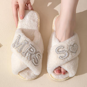 Initiale personnalisée MRS mariée demoiselle d'honneur pour <span class=keywords><strong>pantoufles</strong></span> plat blanc mariage en peluche <span class=keywords><strong>pantoufles</strong></span> pour femmes pour l'été hiver - Product Image 4