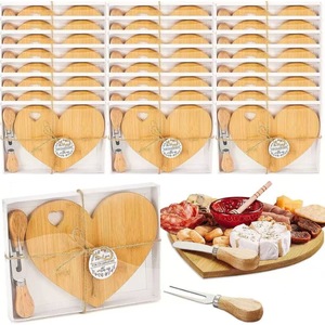 Juego de tabla de quesos de madera de acacia en forma de corazón con cuchillo y tenedor para uso doméstico - Product Image 3