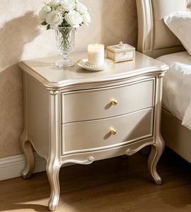 Table de chevet de luxe en bois massif couleur or champagne, avec 2 tiroirs incurvés, boutons en laiton ronds et pieds cabriolés, pour chambre à coucher - Product Image 1