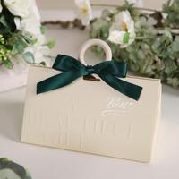 Boîte cadeau élégante en papier gaufré avec poignée anneau et ruban en satin, boîte personnalisée avec logo pour les cadeaux de mariage