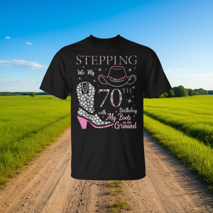 Camiseta para celebrar mi 70.º cumpleaños con las botas en el suelo - Product Image 3