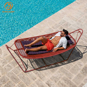<span class=keywords><strong>Lit</strong></span> <span class=keywords><strong>de</strong></span> repos <span class=keywords><strong>suspendu</strong></span> moderne pour extérieur, structure métallique couleur sable avec coussin matelassé pour patio et bord <span class=keywords><strong>de</strong></span> piscine - Product Image 2