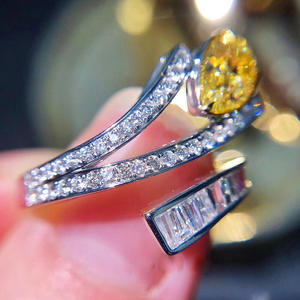 Bague de fiançailles pour femme Q746 avec diamant naturel fantaisie jaune taille poire et diamants latéraux couleur D - Product Image 3