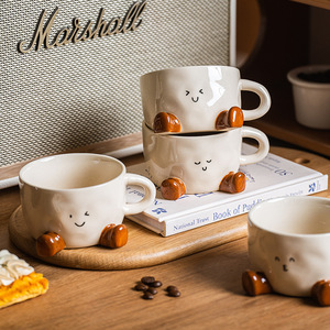 Tasse en céramique créative SYL Ins Writer Tasse à fleurs de dessin animé avec petite expression de pied pour la fête-Eau ou café - Product Image 3
