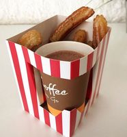 Gebäckbox mit Kaffeetassenhalter