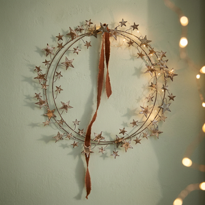 Guirnalda navideña de metal con forma de estrella, redonda, hecha a mano, con flores decorativas, sin iluminación, estilo clásico, fácil instalación, paquete de una sola pieza - Product Image 1
