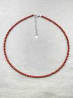 Collier ras du cou en jaspe rouge, pierre précieuse délicate avec perles micro-facettées, bijou tendance minimaliste unisexe pour soirée