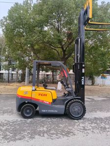 Chariot élévateur TCM de 3 tonnes avec mât à 3 sections, levée de 6 mètres, équipé d'un moteur Isuzu, puissant et facile à utiliser - Product Image 5
