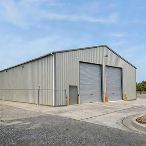 อาคารโครงสร้างเหล็กน้ำหนักเบาสำเร็จรูปที่ผ่านการรับรอง ISO9001การประชุมเชิงปฏิบัติการอาคารสำนักงานที่ทันสมัย - Product Image 1