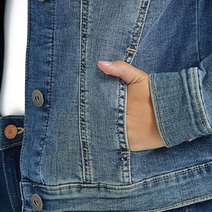 Chaqueta vaquera azul clásica para mujer. Chaqueta vaquera informal ajustada con cierre de botones para uso diario, combinación con otras prendas y atuendos para todas las estaciones. - Product Image 4