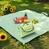 Couverture de pique-nique imperméable en gros Tapis de voyage pliable sans sable personnalisé Couverture de plage multicouche avec sangles