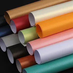 ผู้ผลิต Fu Lam ม้วน 120Gsm / 250Gsm หลายสีพาสเทลหรูหรานูนกระดาษแข็งกระดาษมุกพื้นผิวโลหะ