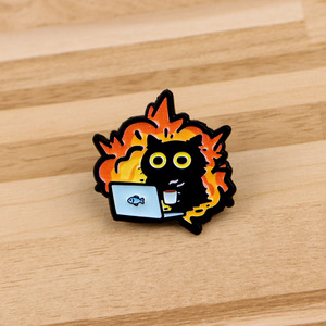 Divertido Pin Esmaltado de Gato Negro 'This Is Fine', Gato <span class=keywords><strong>en</strong></span> Fuego con Laptop y Café, Pin de Solapa, Broche de Meme para Amantes de los Gatos y Trabajadores de Oficina - Product Image 2