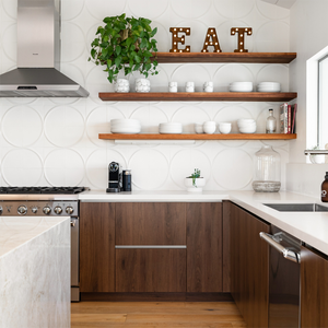 ตู้ครัวไม้วีเนียร์ไม้วอลนัทแบบปรับแต่งได้ใหม่หรูหราการออกแบบห้องครัวที่ทันสมัย - Product Image 1