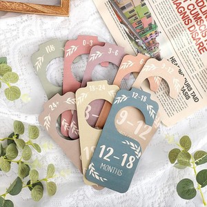 Organisateur de vêtements pour bébé, séparateurs en bois, étiquettes en carton, étiquettes de taille 0-24 mois pour le rangement de la garde-robe de la crèche - Product Image 1