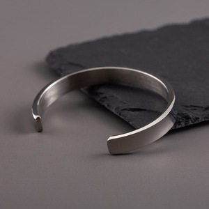 กำไลข้อมือผู้ชายแบบมินิมอล 8 มม. ไทเทเนียมสตีลขัดเงา ดีไซน์รูปวงรีเรขาคณิต เครื่องประดับแฟชั่น - Product Image 4