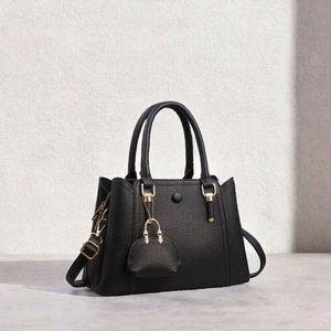 Bolso de Hombro Cruzado Portátil y Moderno para Mujer, Diseño de Color Caramelo con Parches y Etiqueta Colgante - Product Image 2