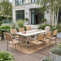 Table de restaurant extérieure en métal avec barbecue ou plaque de cuisson, ensemble table et chaises pour patio, jardin, ou terrasse.