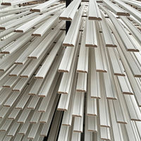 Fabricant de corniches décoratives en bois sur mesure, apprêt blanc, idéal pour la décoration murale