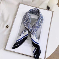 Écharpe carrée chic et romantique à motif floral Argyle en polyester effet soie, foulard classique doux pour femme, accessoire tendance pour le quotidien et les soirées