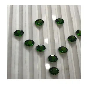 Расположение зеленых хромированных диопсидных камней для ювелирных целей