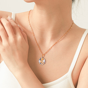 Collier pendentif rond en acier inoxydable gaufré motif rose, anti-ternissement, bijoux de mode pour femmes, vente en gros - Product Image 1