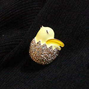 Broche vintage en strass en forme de poulet mignon, épingle de manteau pour femme, accessoire de mode - Product Image 1
