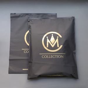 Sacs à fermeture éclair noirs mats personnalisés avec impression dorée - Emballage poly de luxe pour vêtements et cadeaux de marque - Product Image 4