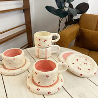 Ensemble de tasse à thé et soucoupe en céramique rose à fleurs rétro classique, bol à dessert asymétrique et mug pour le café et le thé, fait à la main