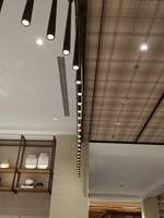 Luminaire suspendu LED en tube long en cuivre finition or, éclairage moderne de luxe pour hall d'hôtel, lustre sur mesure de grande taille pour restaurant