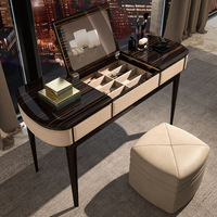 Coiffeuse moderne de luxe en bois massif avec miroir sur pied extensible, éclairage et tiroirs pour chambre d'appartement