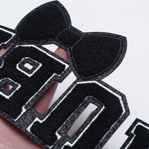 Asciugamano in ciniglia termoadesivo con bordo ricamato glitterato e patch con scritta 'Hubby', adatto per borse, maglioni e altri accessori - Product Image 4