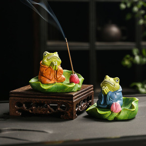 Porte-encens en céramique artisanal Lotus Frog, pour bois de santal, article religieux aromatique, option couleur bleu-orange - Product Image 3