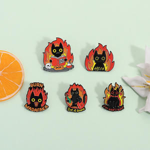 Broche en métal en forme d'animal mignon, flamme <span class=keywords><strong>de</strong></span> feu, lecture <span class=keywords><strong>de</strong></span> <span class=keywords><strong>livre</strong></span>, chat noir en émail, épingle à revers pour la vente en gros - Product Image 1