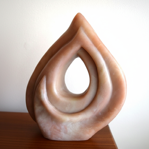 Sculpture en stéatite lisse et rosâtre avec une forme abstraite moderne semblable à une flamme. Disponible aux prix de gros - Product Image 1