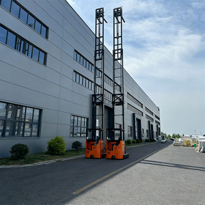 מלגזה חשמלית בעלת כושר הרמה של 2 טון, גובה הרמה 13 מטר, עם הרמה הידראולית להעמסה ופריקה בגובה רב, הזזה צידית ומערכת EPS. - Product Image 1