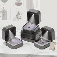 Boîte à bijoux octogonale de luxe abordable haut de gamme, peinte en gris, avec éclairage LED, Huizhou, pour bagues, boucles d'oreilles, colliers, bracelets