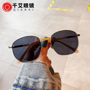 แว่นกันแดดผู้หญิงเฉียนไนกรอบโลหะทรงสี่เหลี่ยมป้องกันรังสียูวี 400 ดีไซน์ทันสมัยไม่สมมาตร รุ่นที่ 3 - Product Image 1