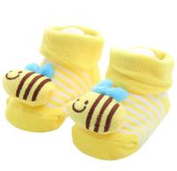 Vente en gros de chaussettes en coton antibactérien antidérapant pour tout-petits, jouet mignon, paquet personnalisé, chaussettes pelucheuses amusantes pour bébés Service OEM disponible