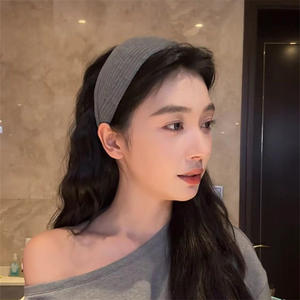 ที่คาดผมสีเทาขอบกว้าง - เรียบง่ายและใช้งานได้หลากหลาย เหมาะสำหรับการออกไปเที่ยวแบบสบายๆ และใช้รัดผม-คิวยู - Product Image 5