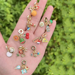 CZ9270 Breloques et perles pendentifs colorées, thème fruits cerise d'été et collection plage, pour bracelets, avec motifs fruits, tongs, musique et voyage - Product Image 1
