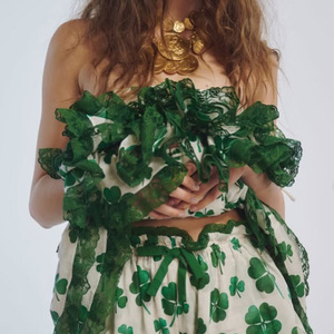 <span class=keywords><strong>Vestido</strong></span> a la Moda con Estampado Verde Oscuro en Toda la Superficie, Personalizado, con Hombros Descubiertos, Mangas Largas Abullonadas, Tela Ligera, Corte Entallado - Product Image 1