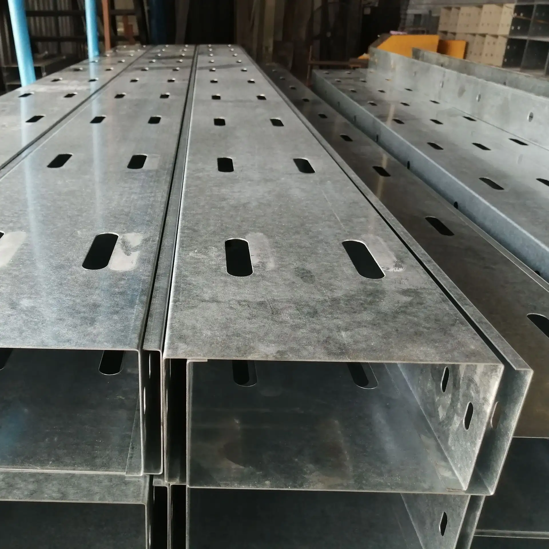 金属およびステンレス鋼サポートシステムのプロフェッショナル100mm亜鉛メッキ穴あきケーブルトレイラダートレイ