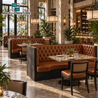 Ensemble de banquettes de restaurant personnalisables en cuir cognac capitonné losanges, table à manger en marbre, chaises de restaurant, projet OEM ODM Chine
