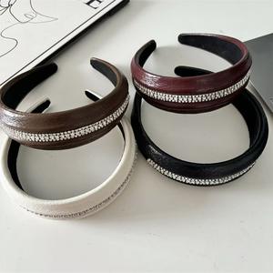 Serre-tête en strass de style coréen pour femmes, accessoire pour cheveux en cuir de couleur unie - Product Image 1