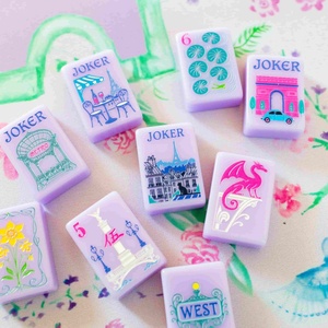 Juego de Fichas de Mahjong Americanas con Patrones Florales Arquitectónicos de París en Color Morado, Elegante para Regalos Navideños y Juegos de Casino - Product Image 1