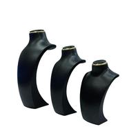Présentoir de Luxe pour Colliers en Cuir Brossé avec Bordure Métallique Dorée, Buste Mannequin 3D en Forme de Cou, Accessoire de Boutique