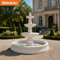 Fontaine sculptée à 3 niveaux en marbre blanc personnalisée avec finition en forme de pomme de pin, sculptée à la main, pour la décoration extérieure des villas et cours.
