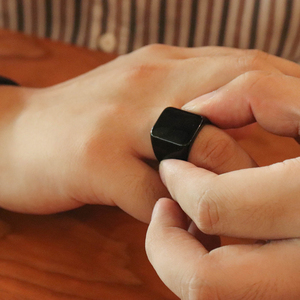 Trang Sức Thời Trang Chris April Nhẫn Nam Bằng Thép Titan Mạ Vàng PVD Nhẫn Tối Giản Mã Não Đen - Product Image 4