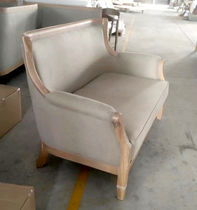 Sofá de dos plazas cómodo de tela beige con marco de madera clara - Product Image 4